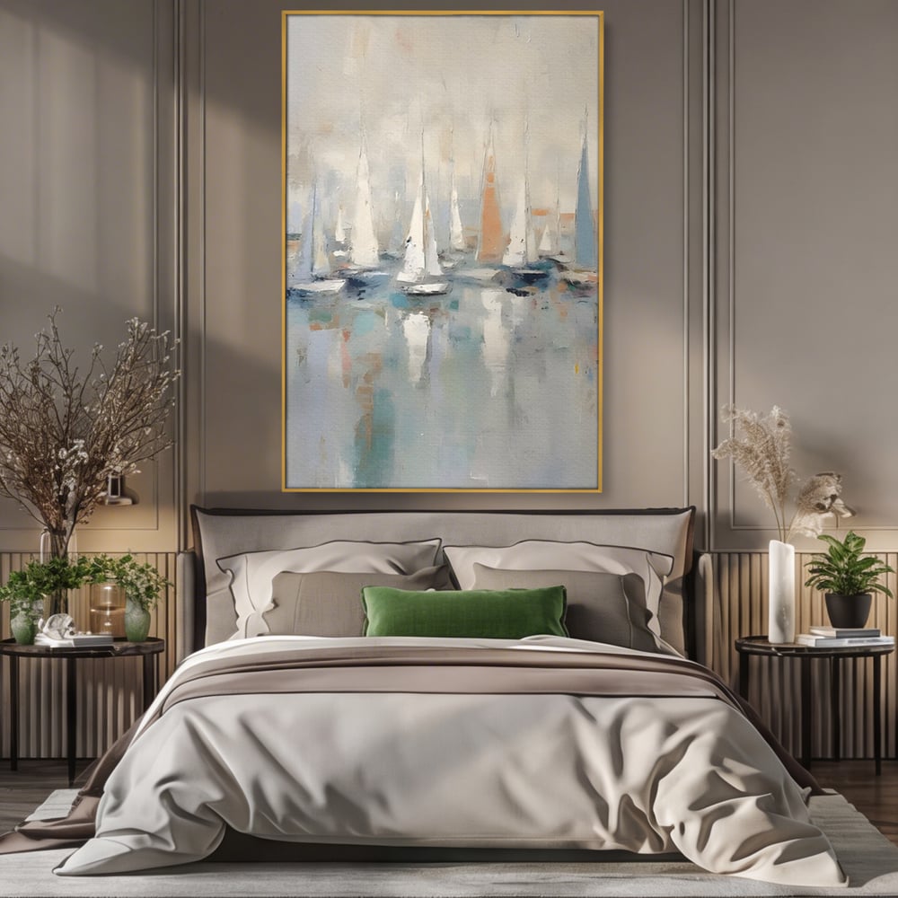 Tablou canvas cu pictura abstracta cu barci cu panze, in rama de aluminiu auriu, pe perete intr-un dormitor